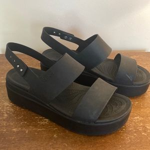 Crocs W8 platform sandal Brooklyn low wedge